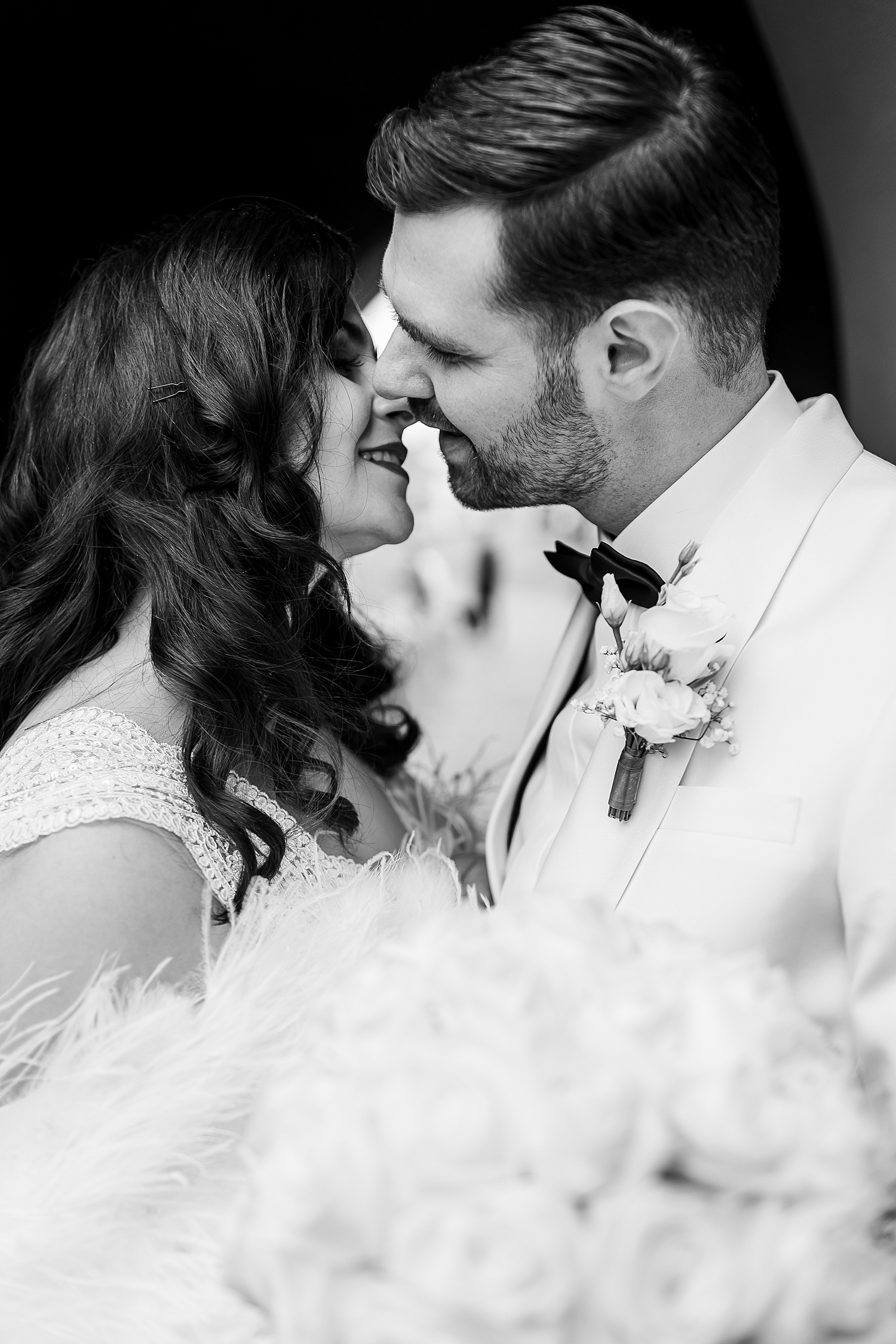 Hochzeitspaar beim Kuss nach der Trauung im Standesamt potsdam. Als Hochzeitsfotograf Standesamt halte ich diesen Moment fest.