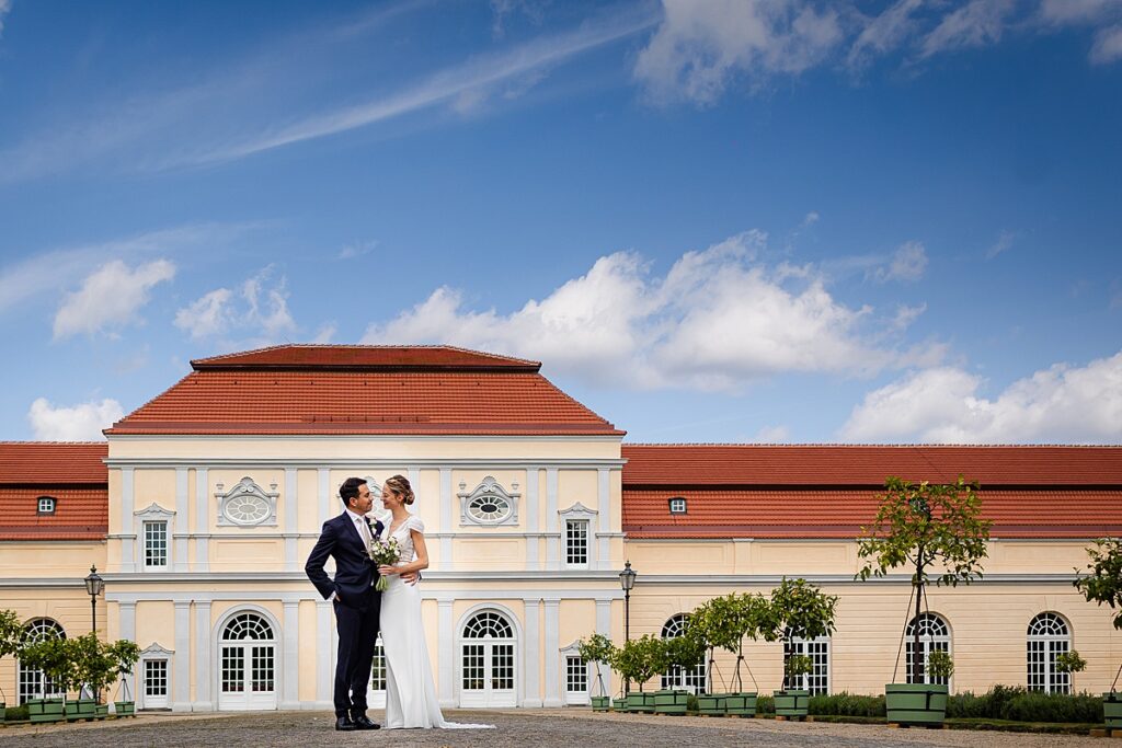 Nach der trauung im Standesamt Charlottenburg geht es für Hochzeitsfotos zum Schloss Charlottenburg