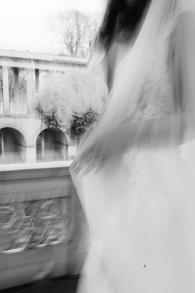 Das Hochzeitskleid beim Fotoshooting im Belvedere auf dem Pfingstberg