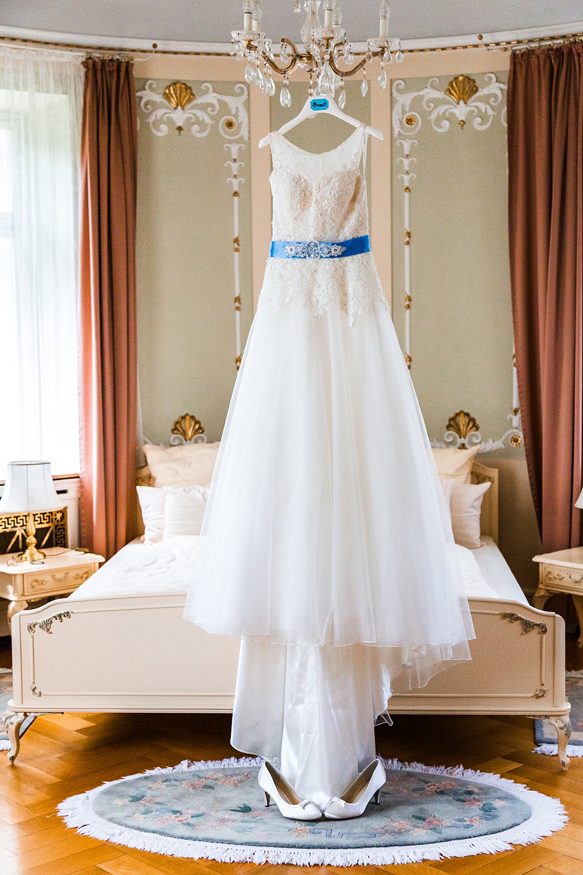 Das Hochzeitskleid im Schloss Höhenried hängt am Kronlecuhter und wartet auf die Braut.