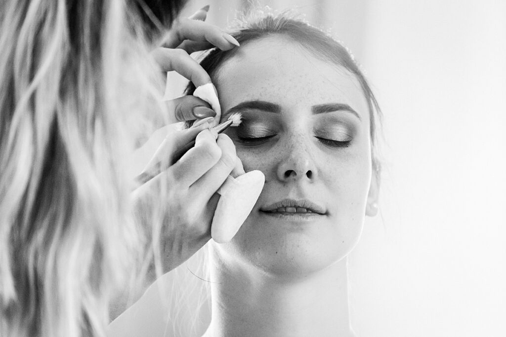 Die Braut wird im Schloss Höhenried geschminkt