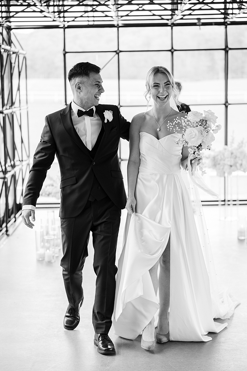 Das Brautpaar ist nach dem Elopement sehr fröhlich.