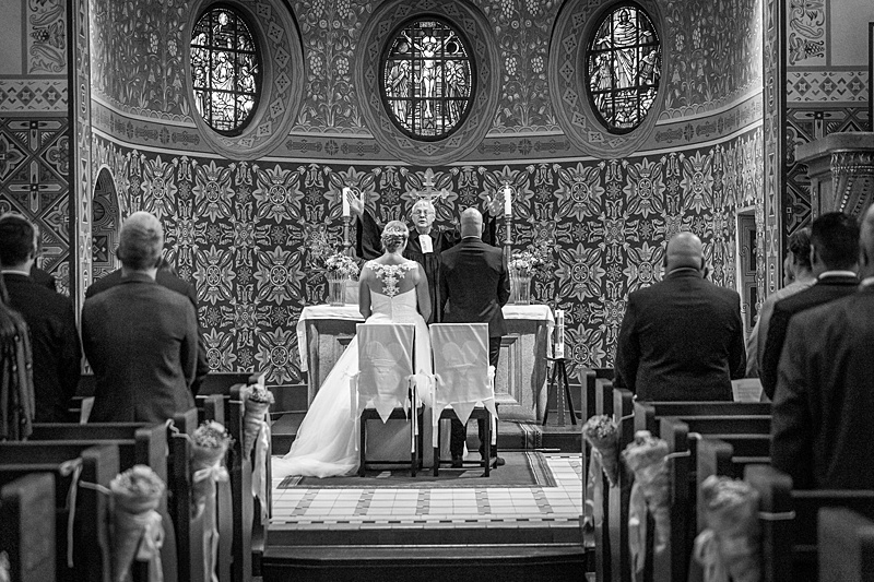 Segen bei kirchlicher Hochzeit in Berlin.