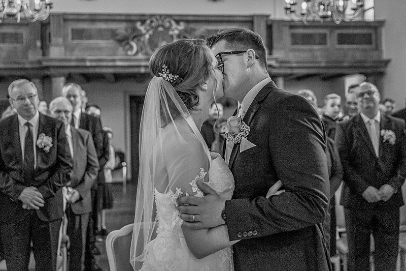 Hochzeitskuss bei Trauung in der Schlosskirche Schöneiche