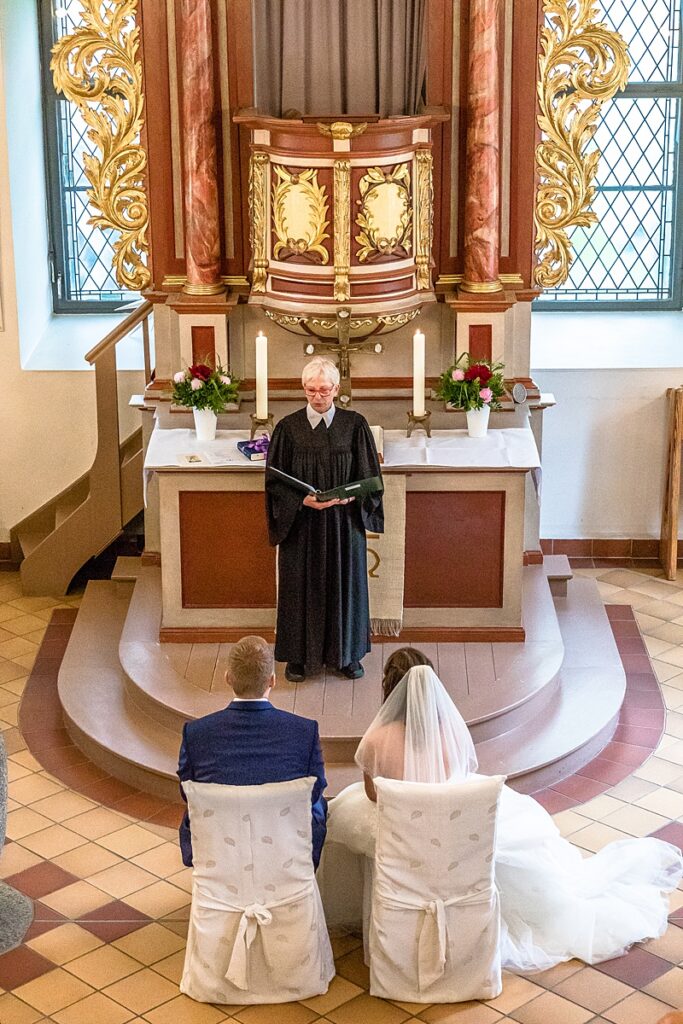Die Pfarrerin richtet ihre Worte bei der kirchlichen Trauung an das Hochzeitspaar.